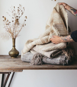 throw blankets and pillows for fall decor