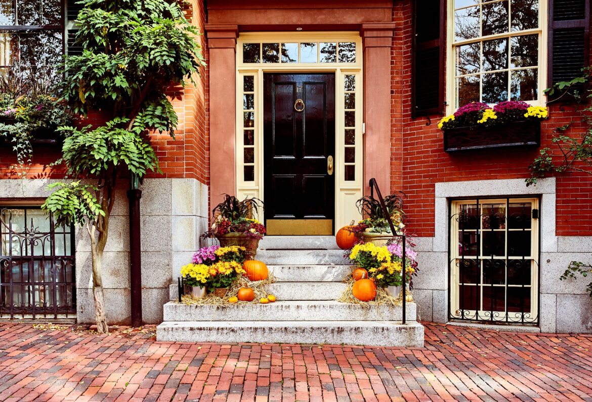 Pumpkins at the front door. Fall Décor Round-up