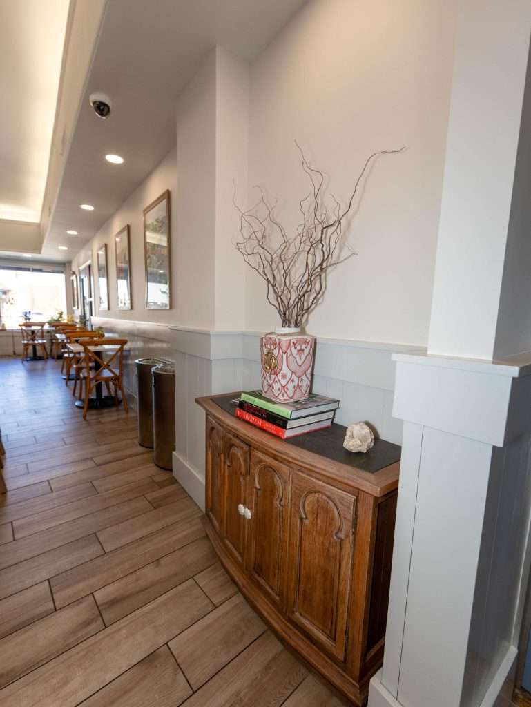 Oh Crêpe! Creperie & Café 30 Cozy interior with decorative elements. hallway at Oh Crepe