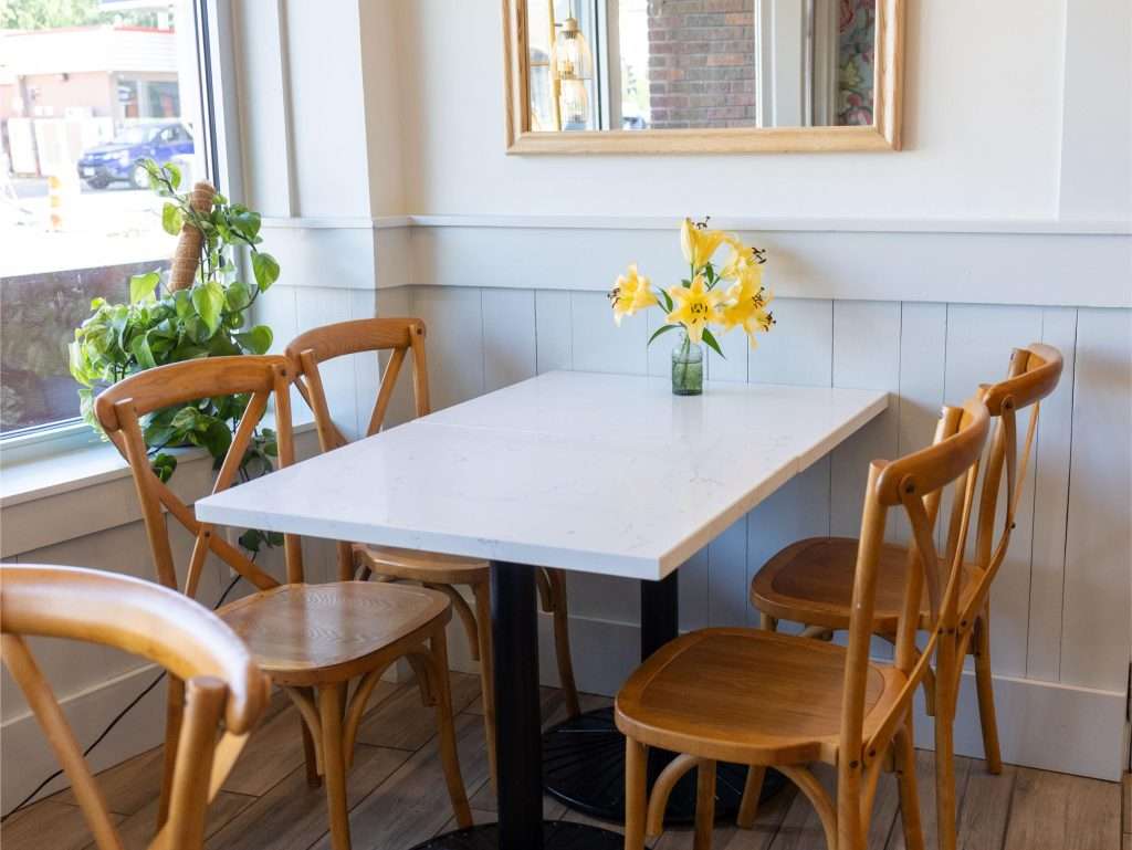 Oh Crêpe! Creperie & Café 27 Cozy dining table with flowers