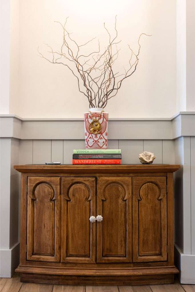 Oh Crêpe! Creperie & Café 21 Wooden cabinet with decorative vase