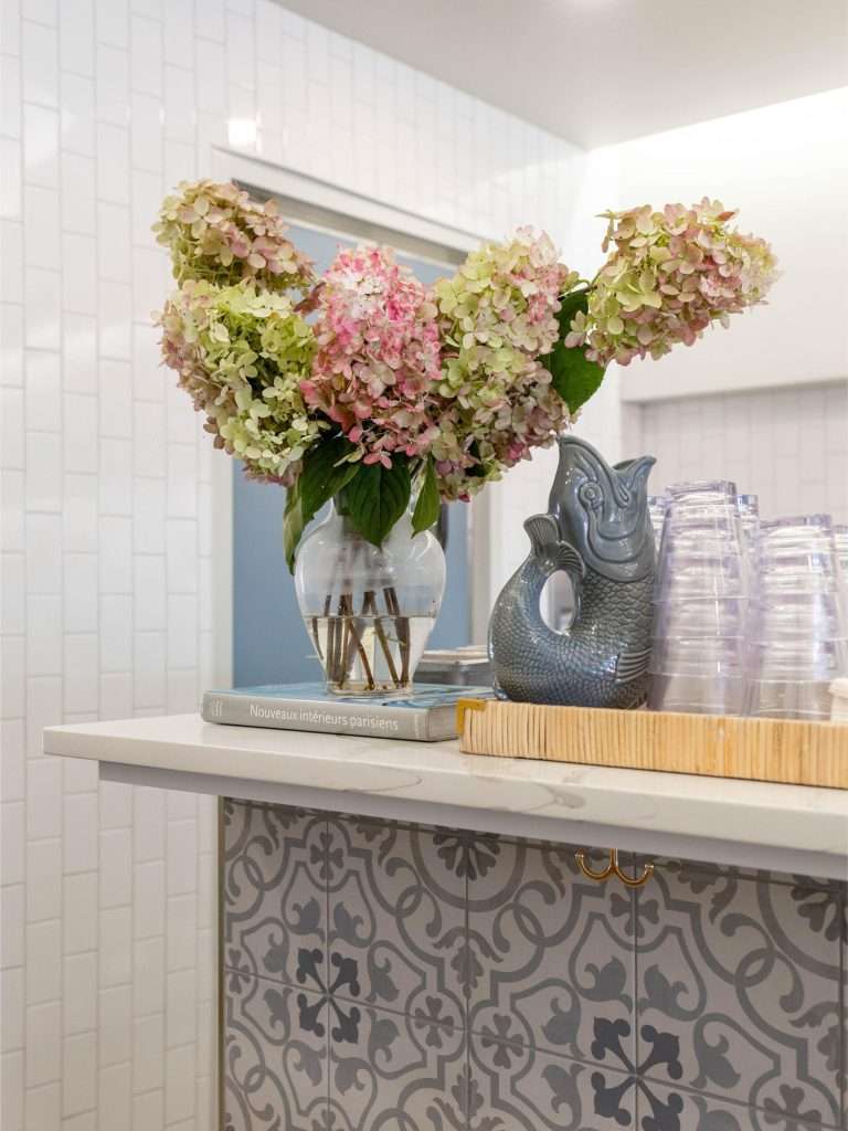 Oh Crêpe! Creperie & Café 20 Floral arrangement on decorative counter