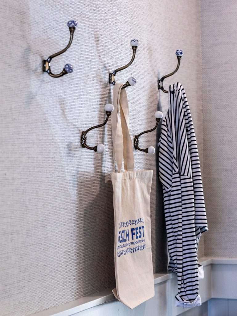 Oh Crêpe! Creperie & Café 2 Coat hooks with striped shirt and bag
